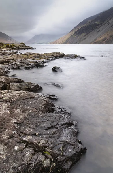 Imagem deslumbrante da paisagem de exposição longa de águas residuais em UK Lake — Fotografia de Stock