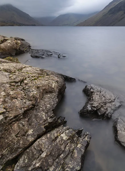 Stunning long exposure landscape image of Wast Water in UK Lake — Stock Photo, Image