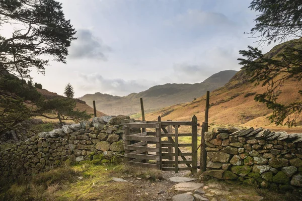 Vacker pulserande sol uppgång landskap bild av blea Tarn i Storbritannien Lak — Stockfoto