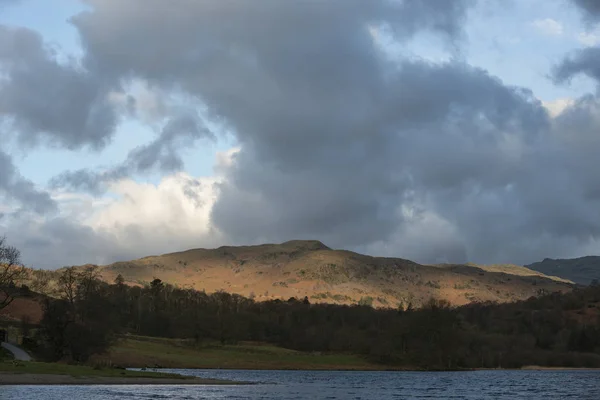 Imagem de paisagem deslumbrante do campo em torno de Rydal Water no Reino Unido — Fotografia de Stock