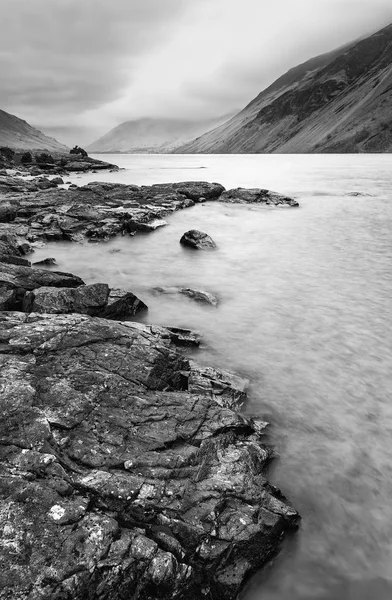 Atemberaubende Langzeitbelichtung Landschaft Bild von Abwasser in uk Lake — Stockfoto