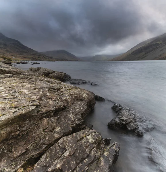 Häpnadsväckande lång exponering landskap bild av Wast vatten i Storbritannien Lake — Stockfoto