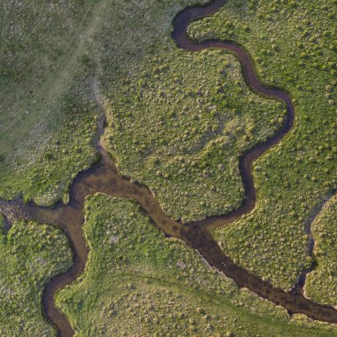 Kıvrımlı nehir throug çarpıcı hava drone manzara görüntüsü