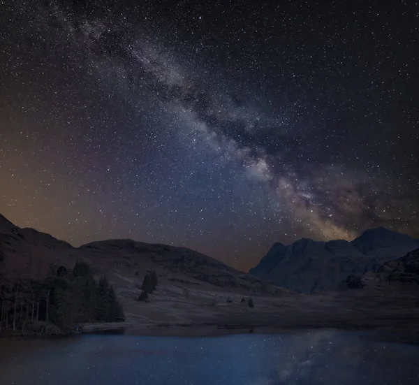 Digitales Kompositbild der Milchstraße über schöner Landschaft im — Stockfoto