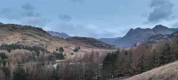 Nádherný pulzující obraz krajiny Blea Tarn ve Spojeném království lak — Stock fotografie