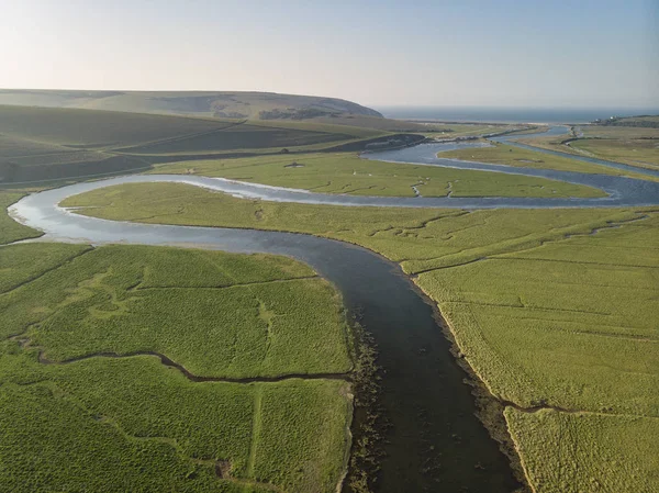 Kıvrımlı nehir throug çarpıcı hava drone manzara görüntüsü — Stok fotoğraf