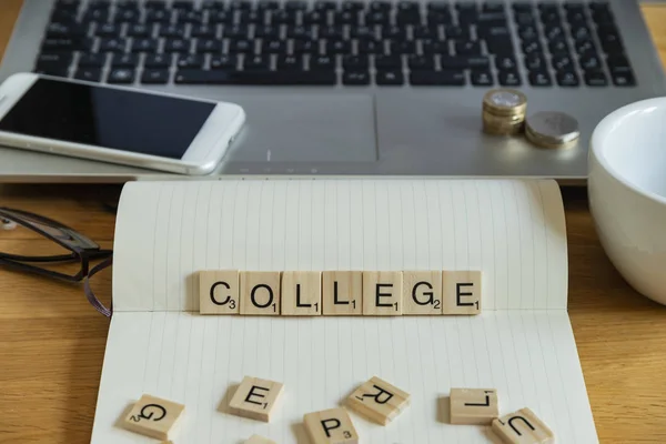 Conceito faculdade palavra-chave em letras de telha de madeira em casa pessoal — Fotografia de Stock