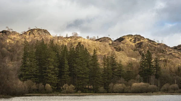 Imagem deslumbrante da paisagem do nascer do sol de Yew Tree Tarn em Lake Distri — Fotografia de Stock