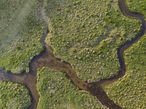 蛇行する川のスラウグの見事な空中ドローン風景画像 — ストック写真