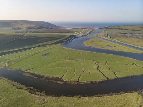 Drone aéreo deslumbrante imagem da paisagem do rio sinuoso através — Fotografia de Stock