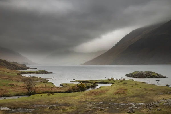 Prachtige lange blootstelling landschap beeld van wast water in het Verenigd Koninkrijk Lake — Stockfoto