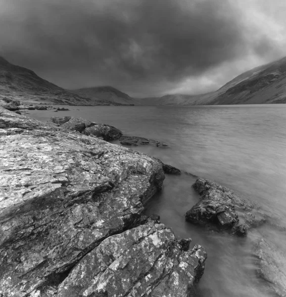 Ingiltere Gölü 'nde WAST su çarpıcı uzun pozlama manzara görüntü — Stok fotoğraf