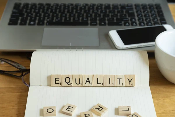 Понятие равенства ключевых слов в деревянных буквах плитки в личном доме — стоковое фото