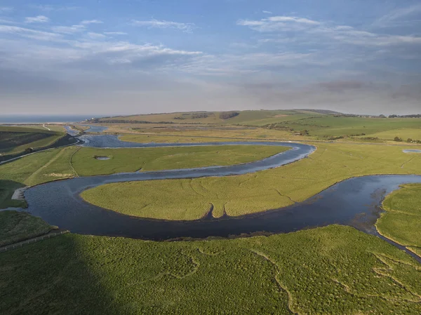 Kıvrımlı nehir throug çarpıcı hava drone manzara görüntüsü — Stok fotoğraf