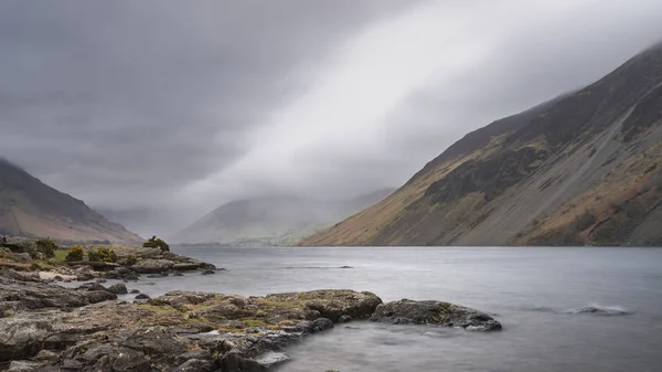 Prachtige lange blootstelling landschap beeld van wast water in het Verenigd Koninkrijk Lake — Stockfoto