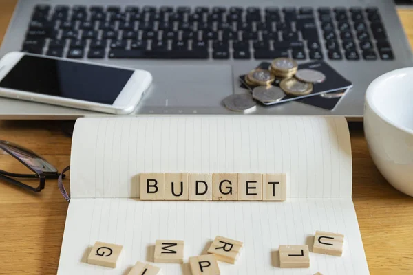 Konzept Stichwort Budget in hölzernen Kachelbuchstaben im Eigenheim — Stockfoto