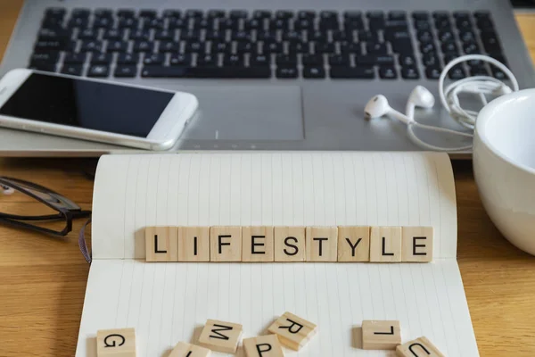 Konzept Stichwort Lifestyle in Holzkachelbuchstaben im persönlichen Gespräch — Stockfoto