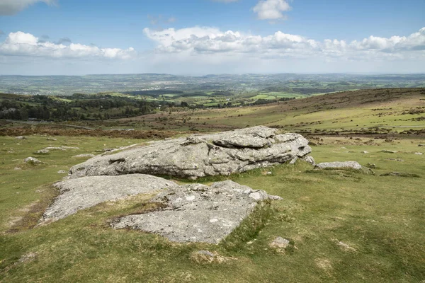 Piękny wiosna krajobraz obraz widzenia z Haytor w Dartmoor na — Zdjęcie stockowe