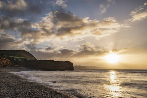 Splendida immagine del paesaggio all'alba della spiaggia Ladram Bay nel Devon En — Foto Stock