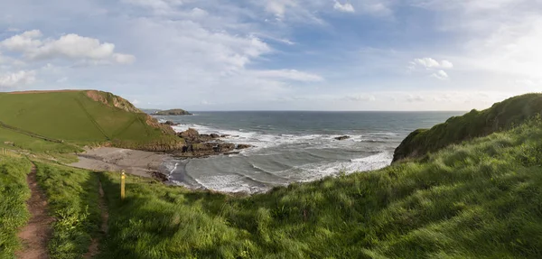 Bedövning sena kvällen våren landskap bild av Ayrmer Cove på D — Stockfoto