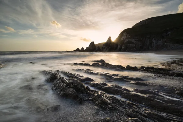 Oszałamiający zachód słońca obraz krajobrazu Westcombe Beach w Devon pol — Zdjęcie stockowe