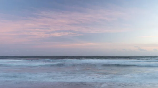 Hermosa imagen artística colorido paisaje de ondas borrosas en — Foto de Stock