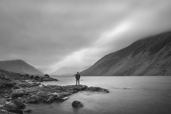 Homem solitário na imagem da paisagem de Wast Water no Reino Unido Lake District du — Fotografia de Stock
