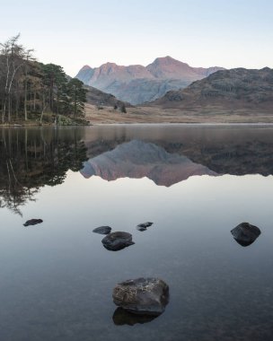 Güzel sonbahar Lak blea Tarn üzerinde renkli gündoğumu Fall