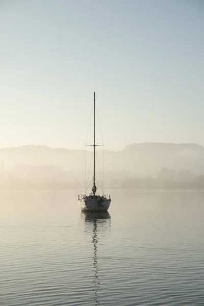 Impressionante unplugged arte paisagem imagem de vela iate sentar — Fotografia de Stock