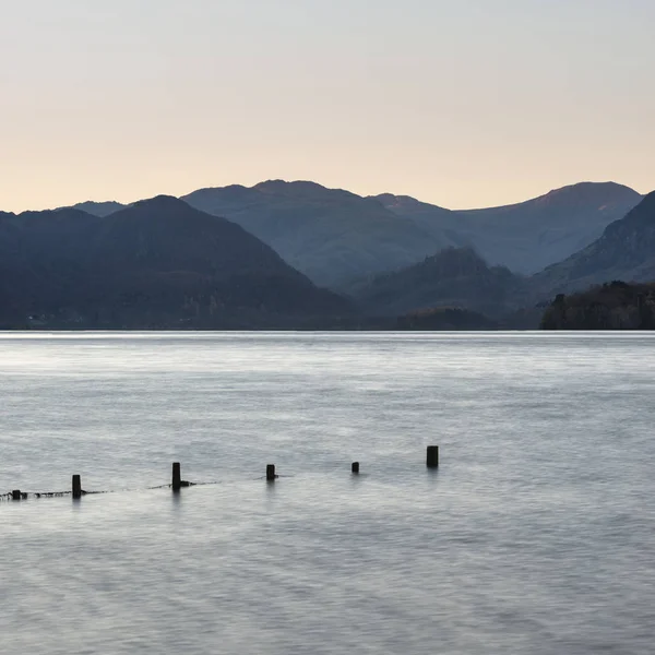 Stunning long exposure landscape image of Derwent Water in Lake — Stock Photo, Image