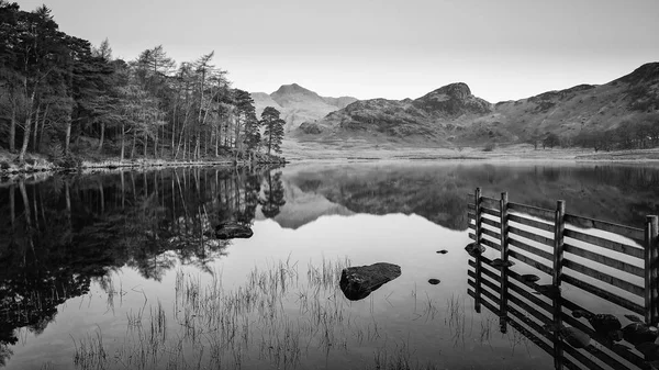 Hermosa caída de otoño colorido amanecer sobre Blea Tarn en el lago — Foto de Stock