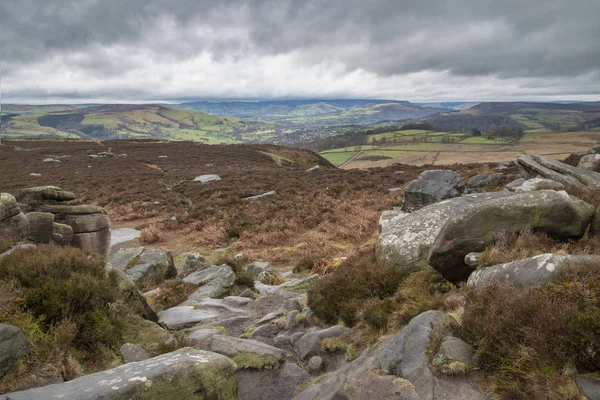 Dramatyczny nastrojowy zimowy obraz krajobrazu Peak District w Englan — Zdjęcie stockowe