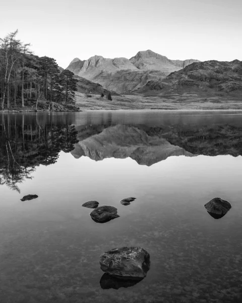 Nádherný podzim barevný východ slunce nad Blea Tarn v laku — Stock fotografie