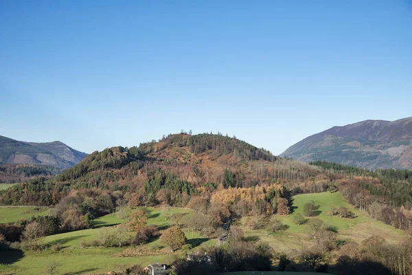 Bella Autunno Autunno immagine del paesaggio della vista da Catbells — Foto Stock