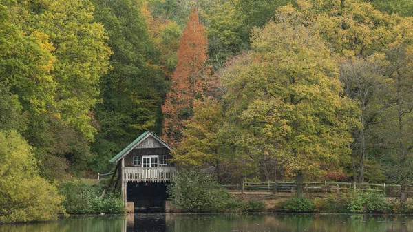 Oszałamiający kolorowy żywy jesień upadek krajobraz wizerunek boathou — Zdjęcie stockowe