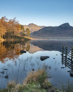 Güzel sonbahar Lak blea Tarn üzerinde renkli gündoğumu Fall