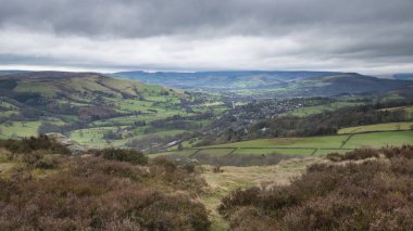 Englan Peak District Dramatik karamsar Kış manzara görüntü