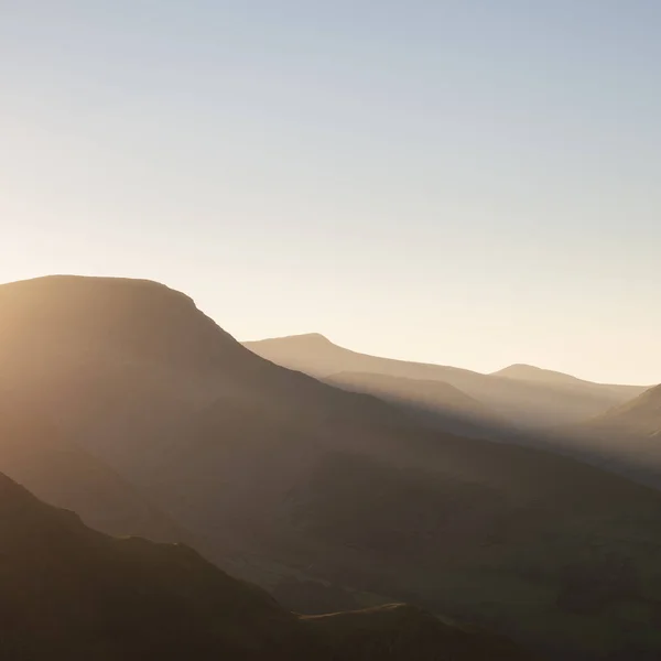 Outono bonito Outono imagem da paisagem de raios de sol iluminando-se s — Fotografia de Stock