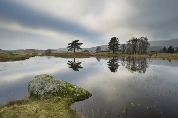 Superbe image de paysage de nuages orageux dramatiques au-dessus de Kelly Hal — Photo