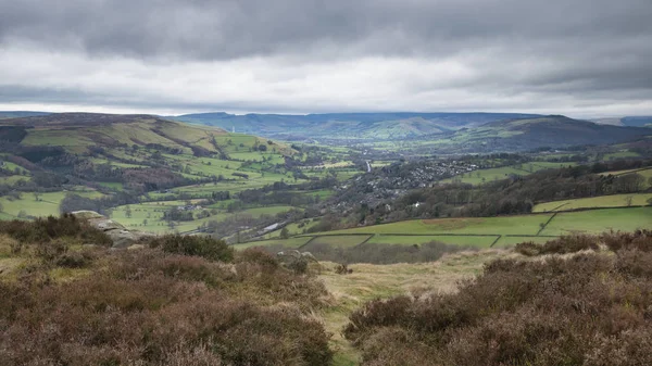 Dramatic moody Winter landscape image of Peak District in Englan — Stock Photo, Image