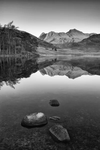 Beautiful Autumn Fall colorful sunrise over Blea Tarn in the Lak — Stock Photo, Image