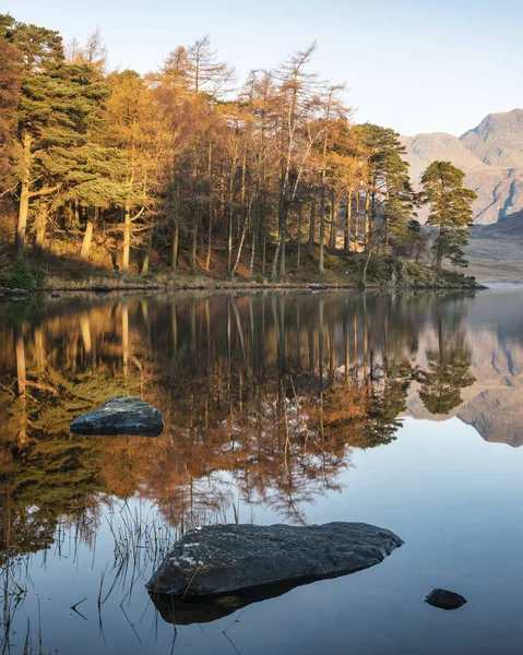 Beautiful Autumn Fall colorful sunrise over Blea Tarn in the Lak — Stock Photo, Image