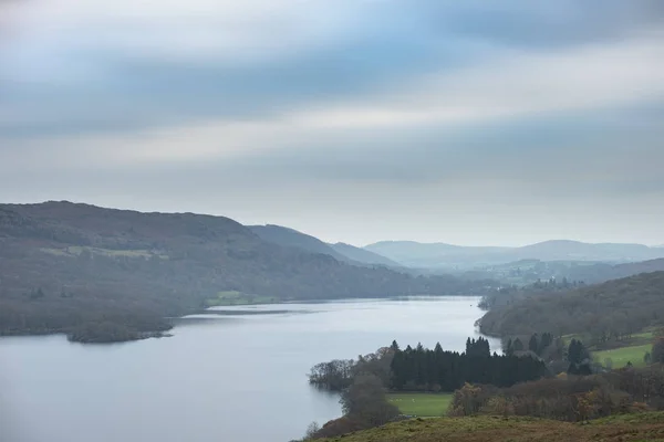 Imagen de paisaje de Consiton Water en Lake District vista desde n — Foto de Stock