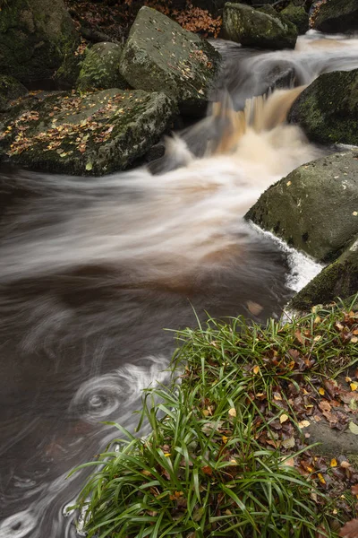 Primer plano del arroyo que fluye sobre las rocas en otoño Otoño Bosque de otoño — Foto de Stock