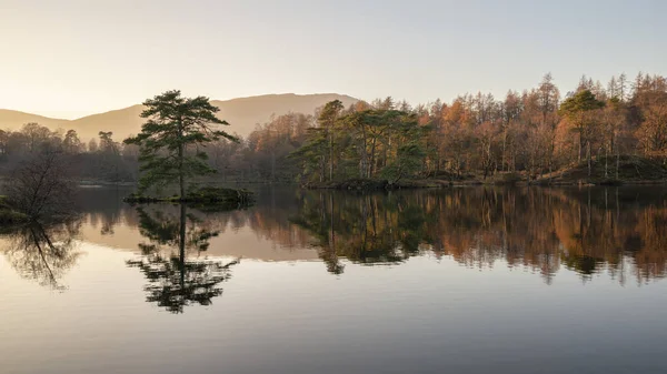 Bela imagem da paisagem de Tarn Hows em Lake District durante b — Fotografia de Stock
