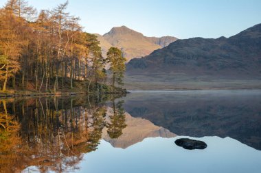 Güzel sonbahar Lak blea Tarn üzerinde renkli gündoğumu Fall