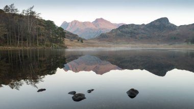 Güzel sonbahar Lak blea Tarn üzerinde renkli gündoğumu Fall