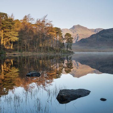 Güzel sonbahar Lak blea Tarn üzerinde renkli gündoğumu Fall