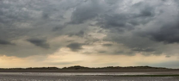 Hermosa imagen panorámica del paisaje de la playa en la marea baja con dr — Foto de Stock