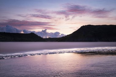 Üç Cliff güzel renkli Yaz gündoğumu manzara görüntü